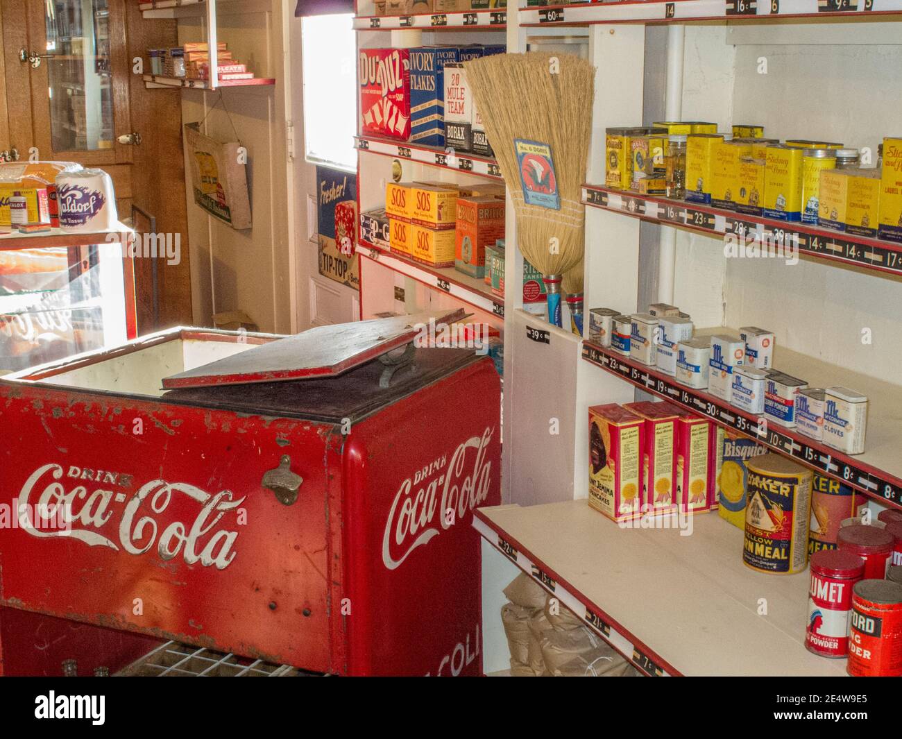 Generi alimentari e un refrigerante di coca cola all'interno del Little Corner Store a Strawberry Bank - Portsmouth, New Hampshire Foto Stock