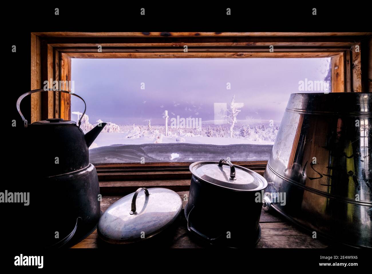 Cucina vista dall'interno Pahakuru aperta rifugio selvaggio nel Parco Nazionale Pallas-Yllästunturi, Enontekiö, Lapponia, Finlandia Foto Stock