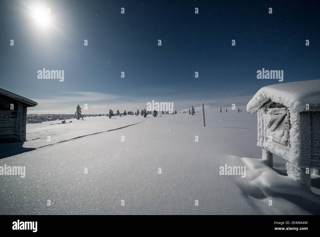 Luna che illumina la serata al rifugio naturale aperto Pahakuru nel Parco Nazionale Pallas-Yllästunturi, Enontekiö, Lapponia, Finlandia Foto Stock