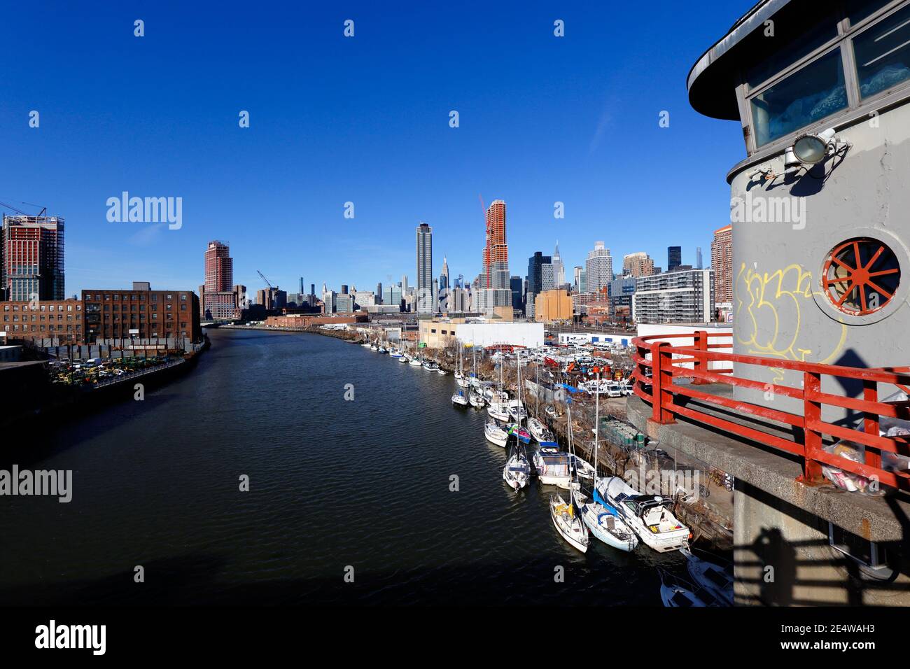 Vista di Newtown Creek dal Pulaski Bridge con Hunters Point, Long Island City, Greenpoint e Midtown Manhattan sullo sfondo. Foto Stock