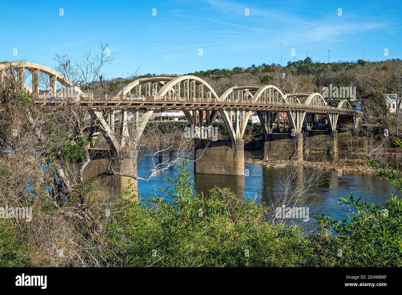 23 gennaio 2021: Vista laterale del ponte delle tombe Bibb a Wetumpka, Alabama il 23 gennaio 2021. Il ponte delle tombe di Bibb prende il nome dalle precedenti tombe di Bibb del governatore dell'Alabama, ed è uno dei due ponti in Alabama ad essere sospeso da cemento armato. Credit: Jeremy Raines/ZUMA Wire/Alamy Live News Foto Stock