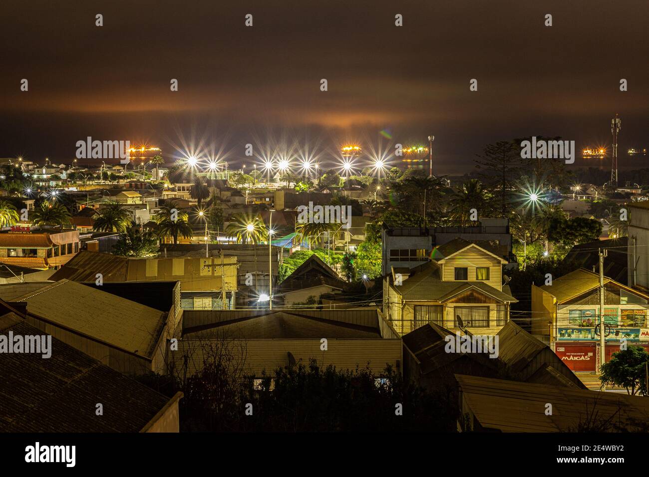 Fotografia notturna della città di Llolleo con la costa sullo sfondo. Foto Stock
