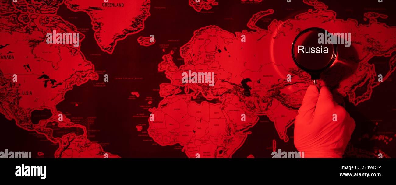 Infezione COVID-19, lente d'ingrandimento tonata mappa del mondo, disperazione in Russia Foto Stock