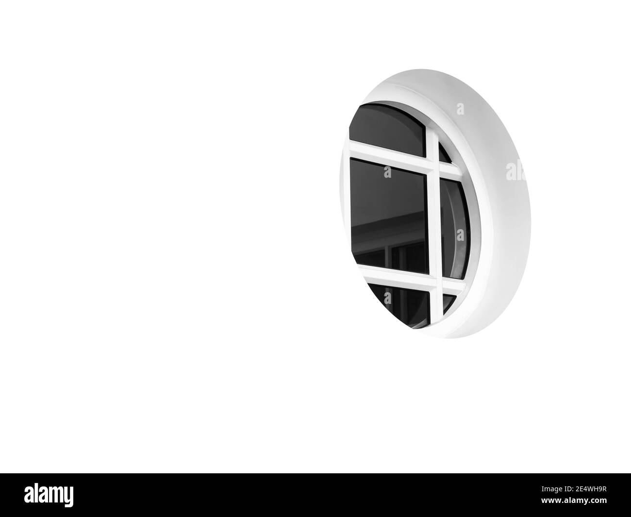 Moderna finestra rotonda su un edificio bianco pulito all'aperto con spazio fotocopie, vista dall'esterno, stile minimale. Foto Stock