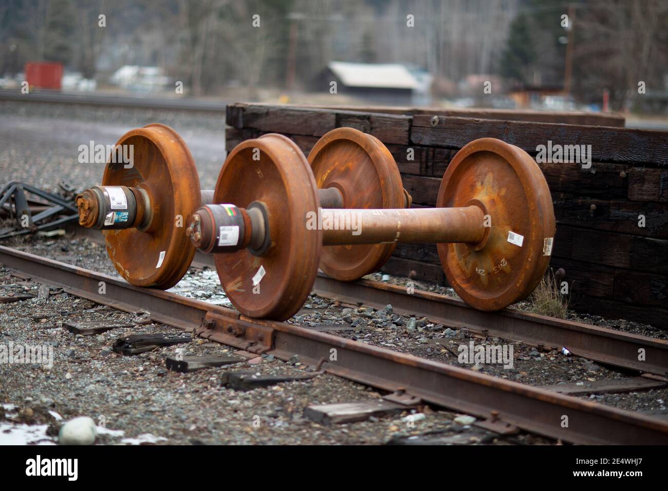 Ruote e assale di ricambio per autocarri ferroviari sui cingoli, presso il cantiere ferroviario BNSF, Troy, Montana. Burlington Northern e Santa Fe Railway erano per Foto Stock