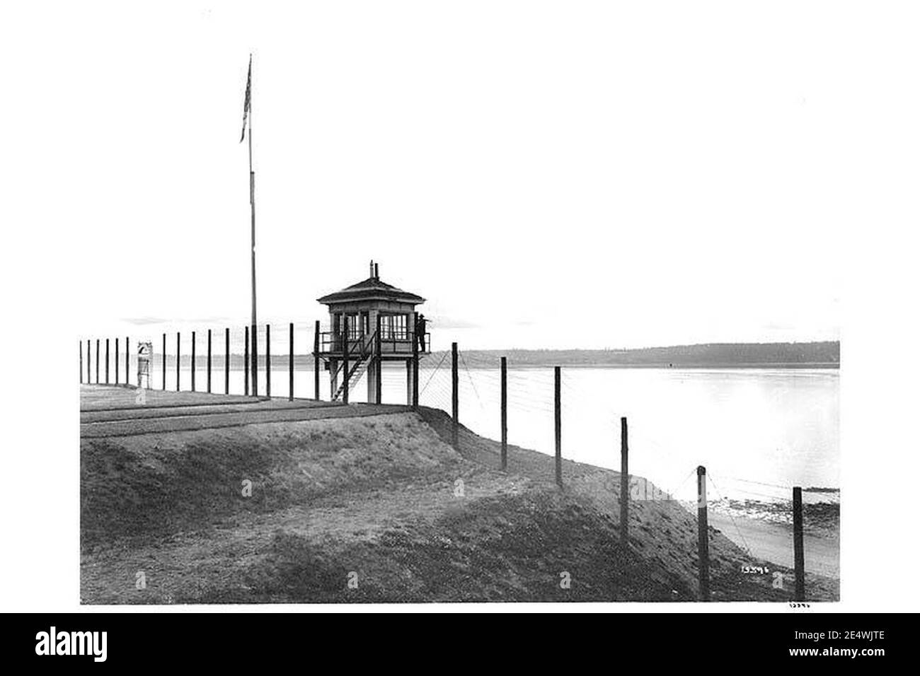 Penitenziario dell'isola McNeil che mostra la casa della guardia e il palo della bandiera Foto Stock