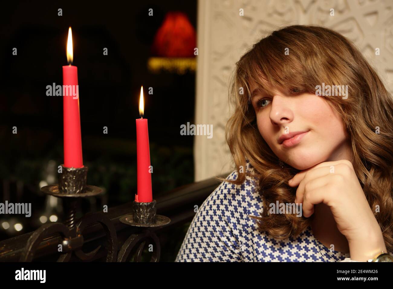Ritratto di una ragazza con candele nel ristorante Foto Stock