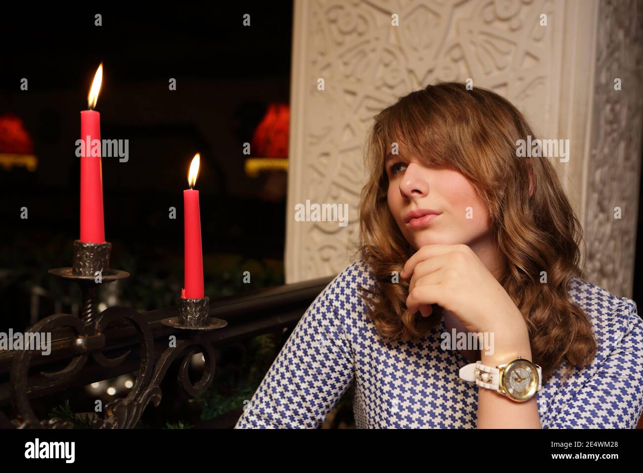 Ritratto di un teen con candele nel ristorante Foto Stock