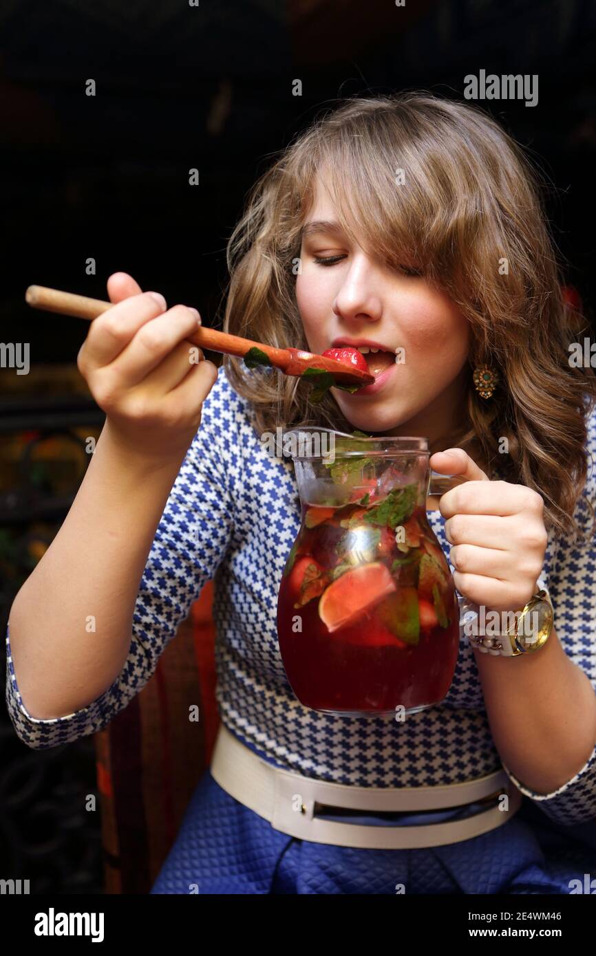 Un succo di degustazione teen nel ristorante Foto Stock