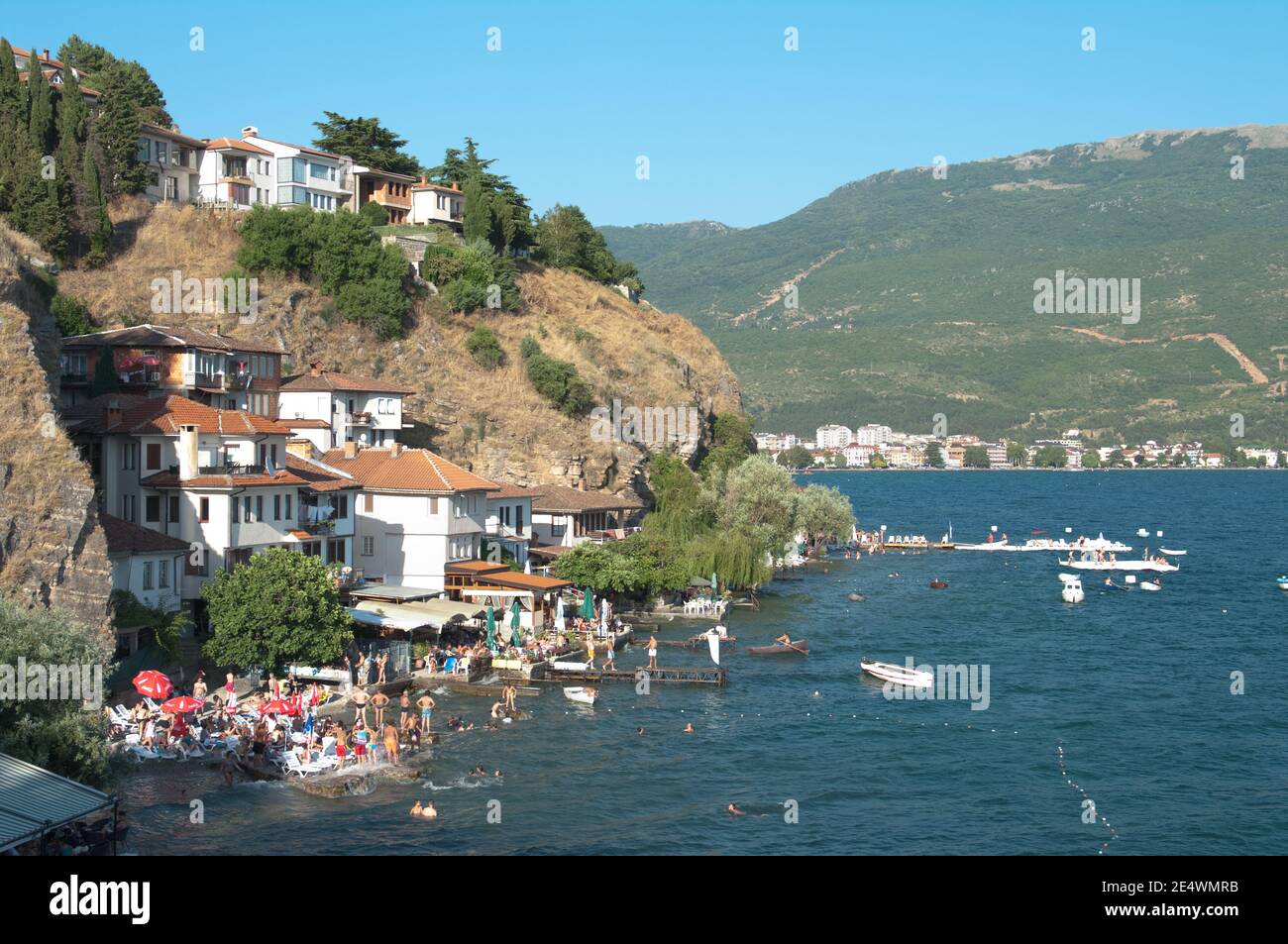 Old Ohrid, Repubblica di Macedonia - 16 luglio 2011: Kaneo spiaggia nella Vecchia Ohrid affollata di bagnanti sulle spiagge del suo lago Foto Stock