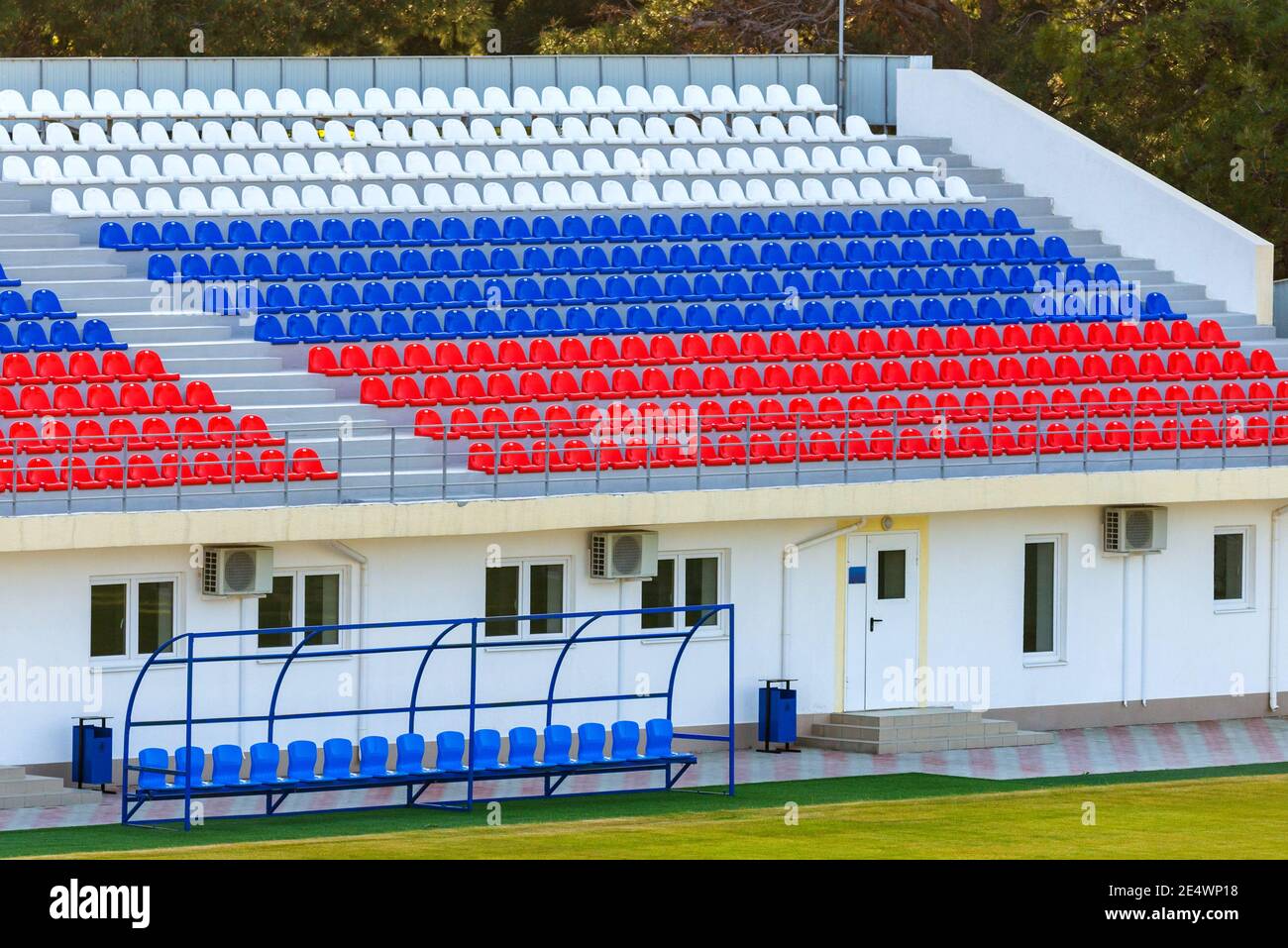 Stand vuoti sullo stadio all'aperto. Tribuna vuota a causa della pandemia di Covid-19. Concetto di vita pandemica, stadi vuoti, distanza dagli spettatori, sicurezza. Foto Stock
