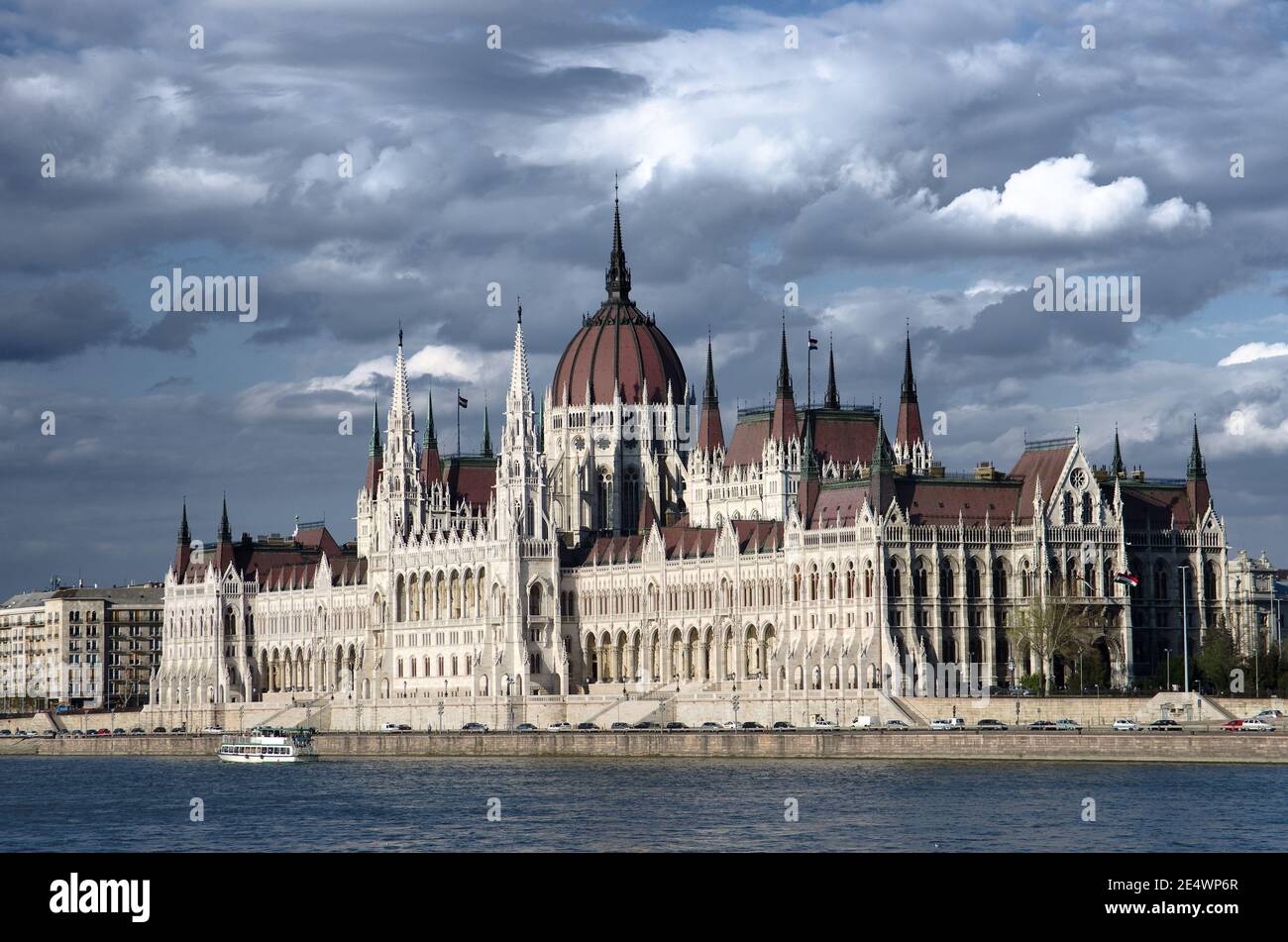Il Danubio e il Parlamento ungherese contro un drammatico cielo Foto Stock