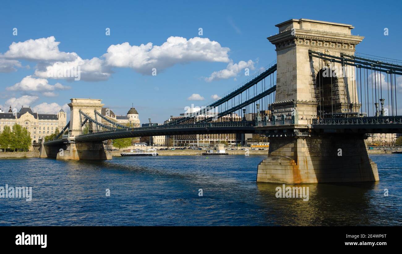 Budapest, il Ponte delle catene è un ponte sospeso sul Danubio, il primo ponte permanente tra Buda e Pest Foto Stock