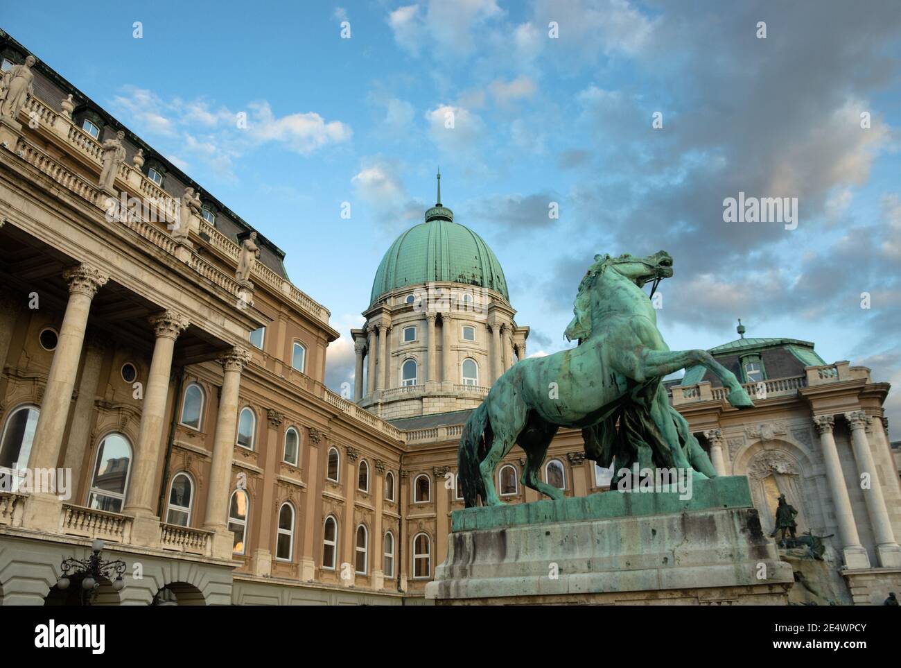Una statua equestre e la cupola del Castello di Buda a Budapest Foto Stock