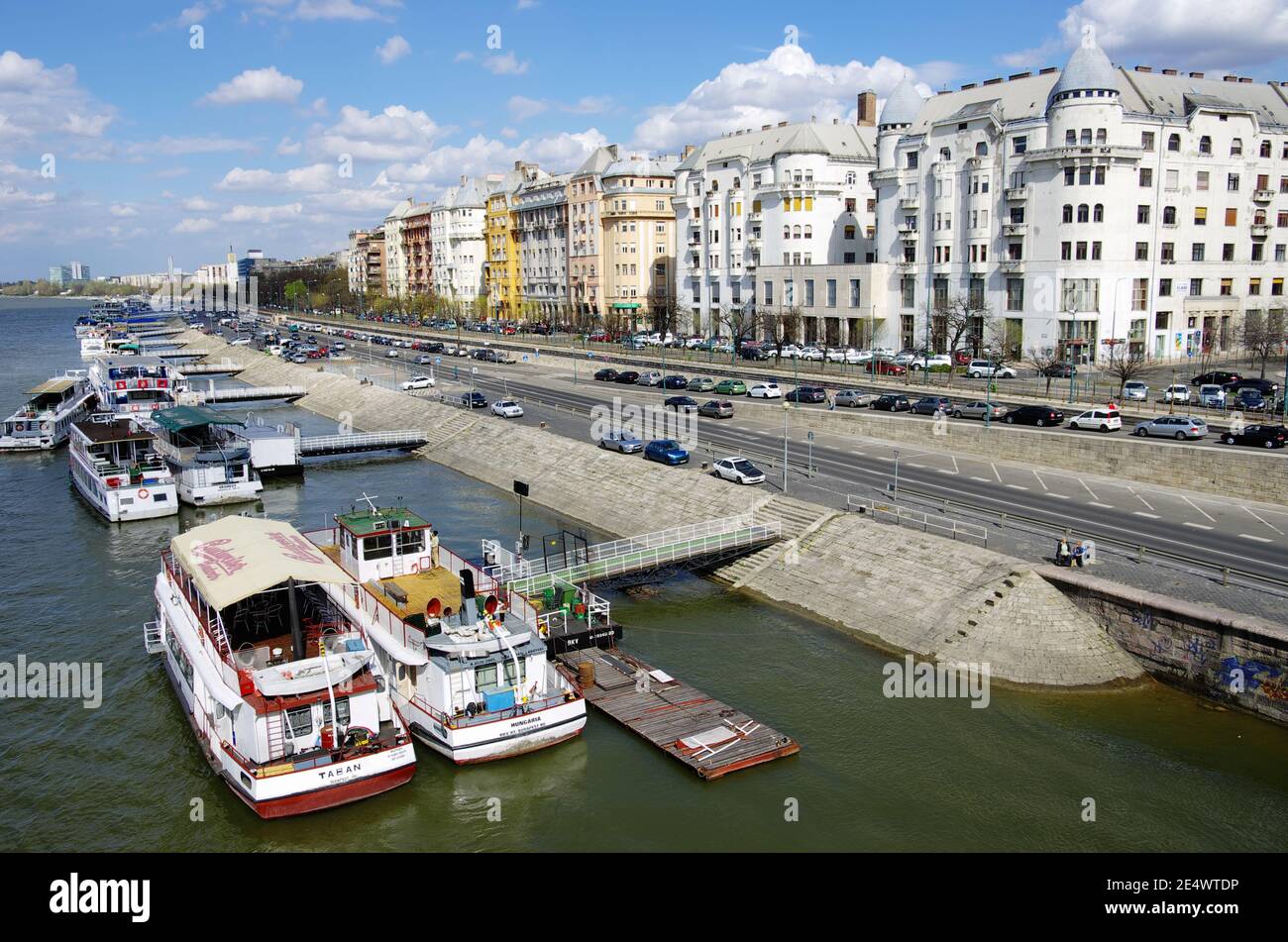 Budapest, Ungheria - 04 aprile 2012: Barche turistiche ormeggiate e architettura tipica dei palazzi sul Danubio di Pest vicino al Ponte delle catene Foto Stock