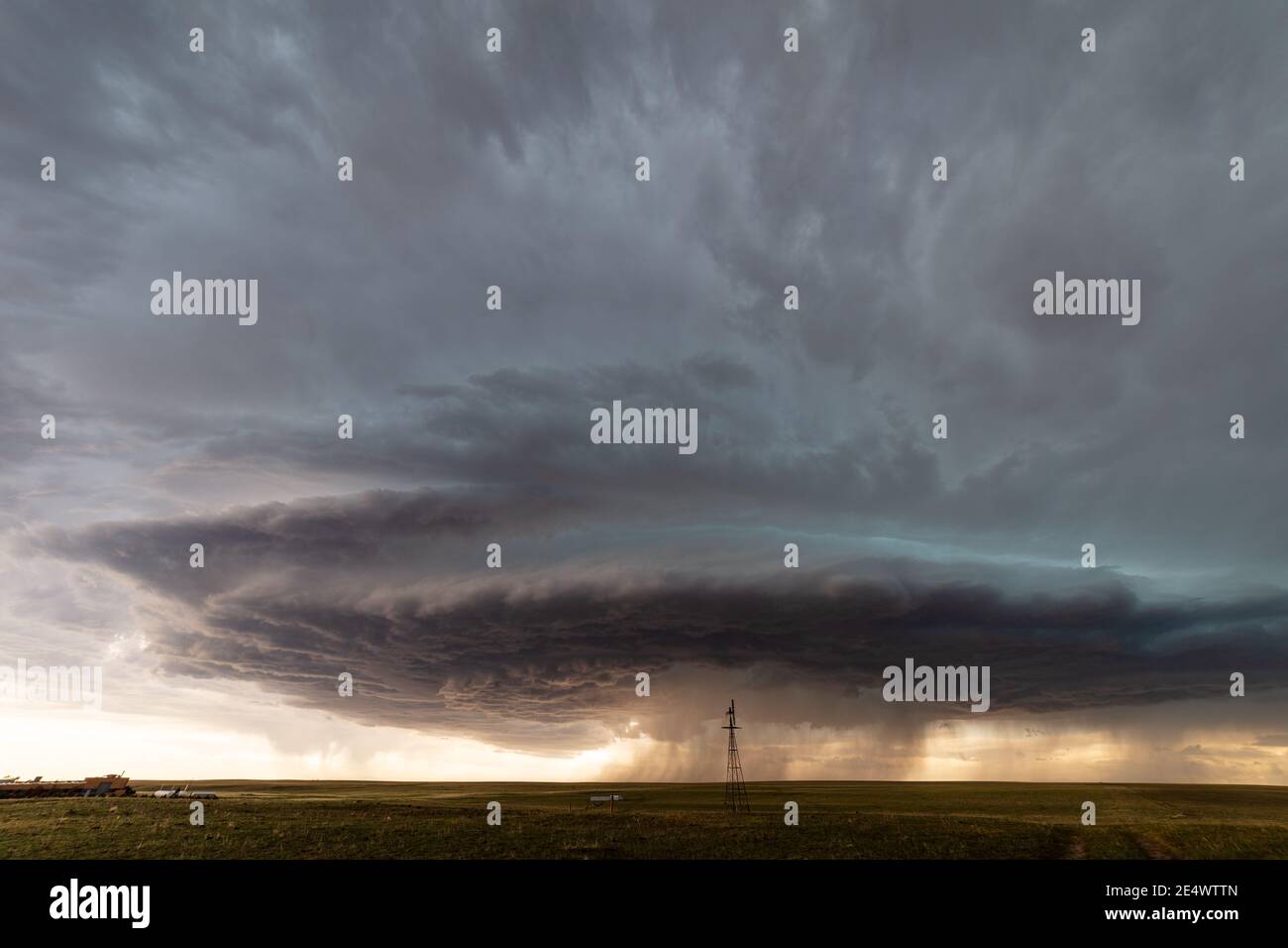 Temporale cupo e supercellulare con spettacolari nuvole di tempesta che si avvicinano a Colorado Springs, Colorado Foto Stock