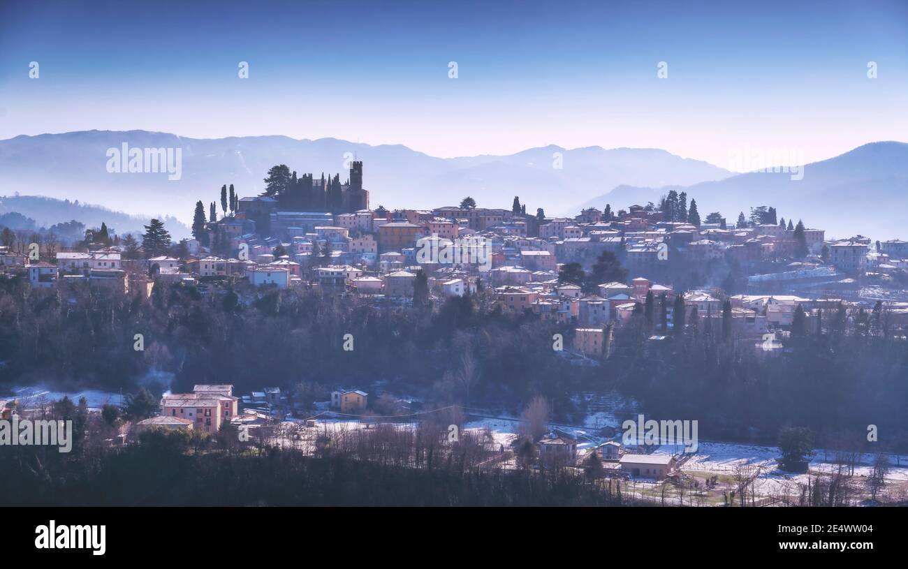 Barga villaggio innevato in inverno. Garfagnana, Toscana, Italia Europa Foto Stock