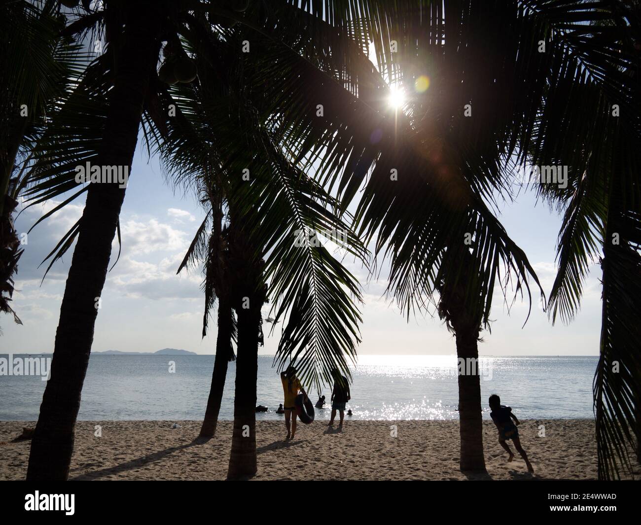 silhouette di persone felici che nuotano sulla spiaggia Foto Stock