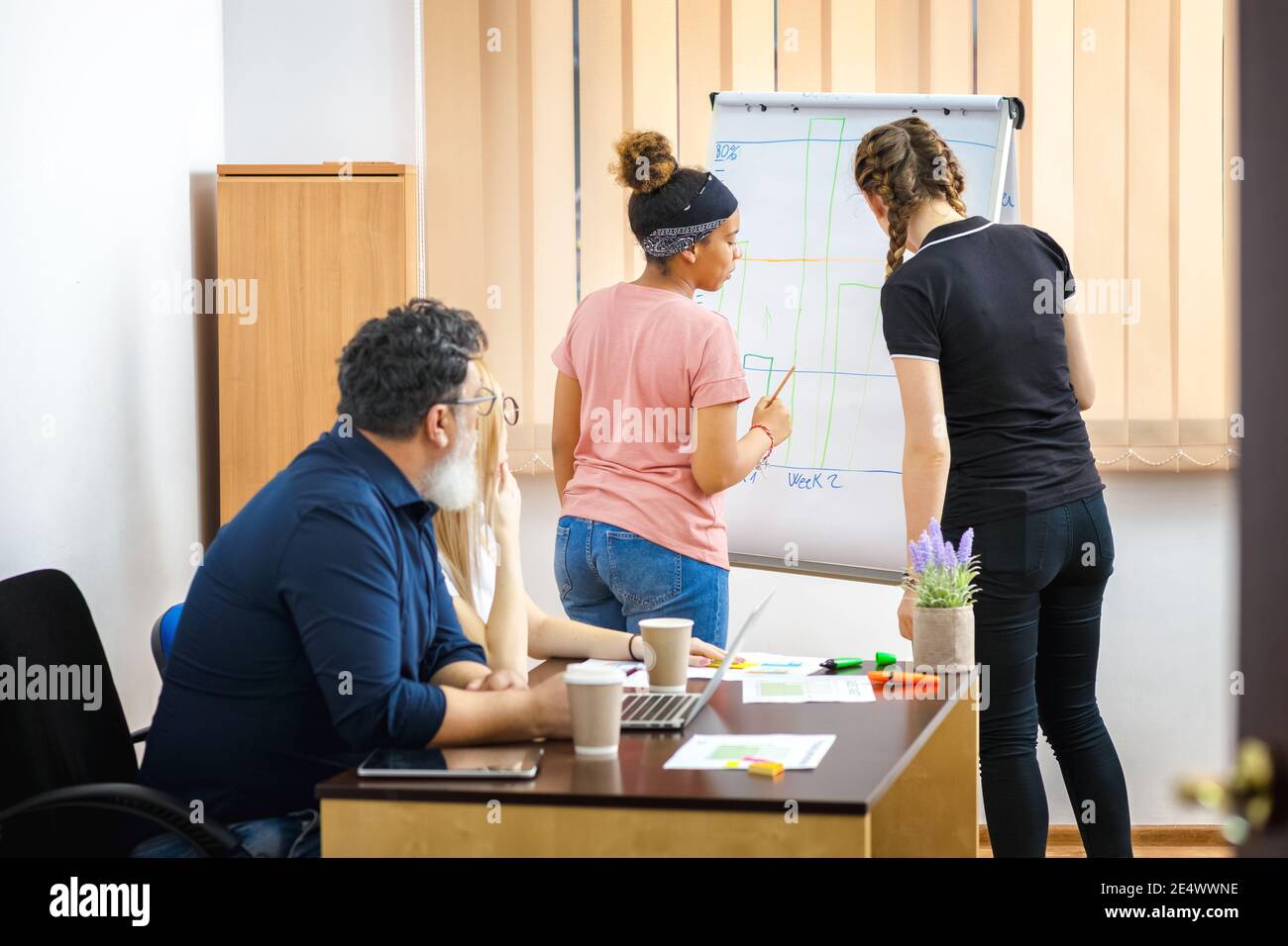 Felice team multietnico casual business in riunione discutere piano di strategia Foto Stock