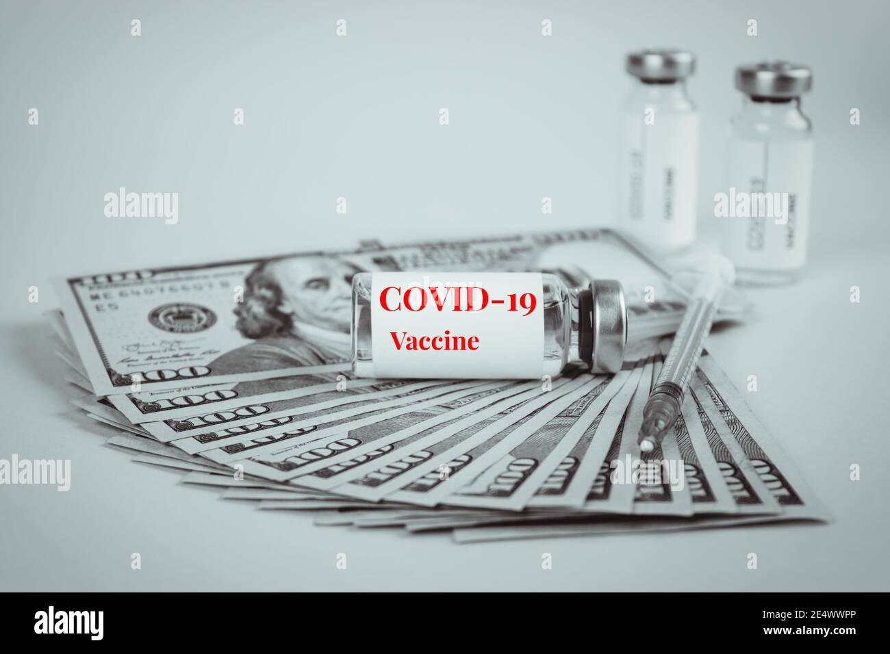 Immagine BW di bollette in dollari e dose di flaconcino di COVID-19 vaccino con siringa su sfondo chiaro con spazio di copia - vaccinazione globale e abuso di denaro Foto Stock