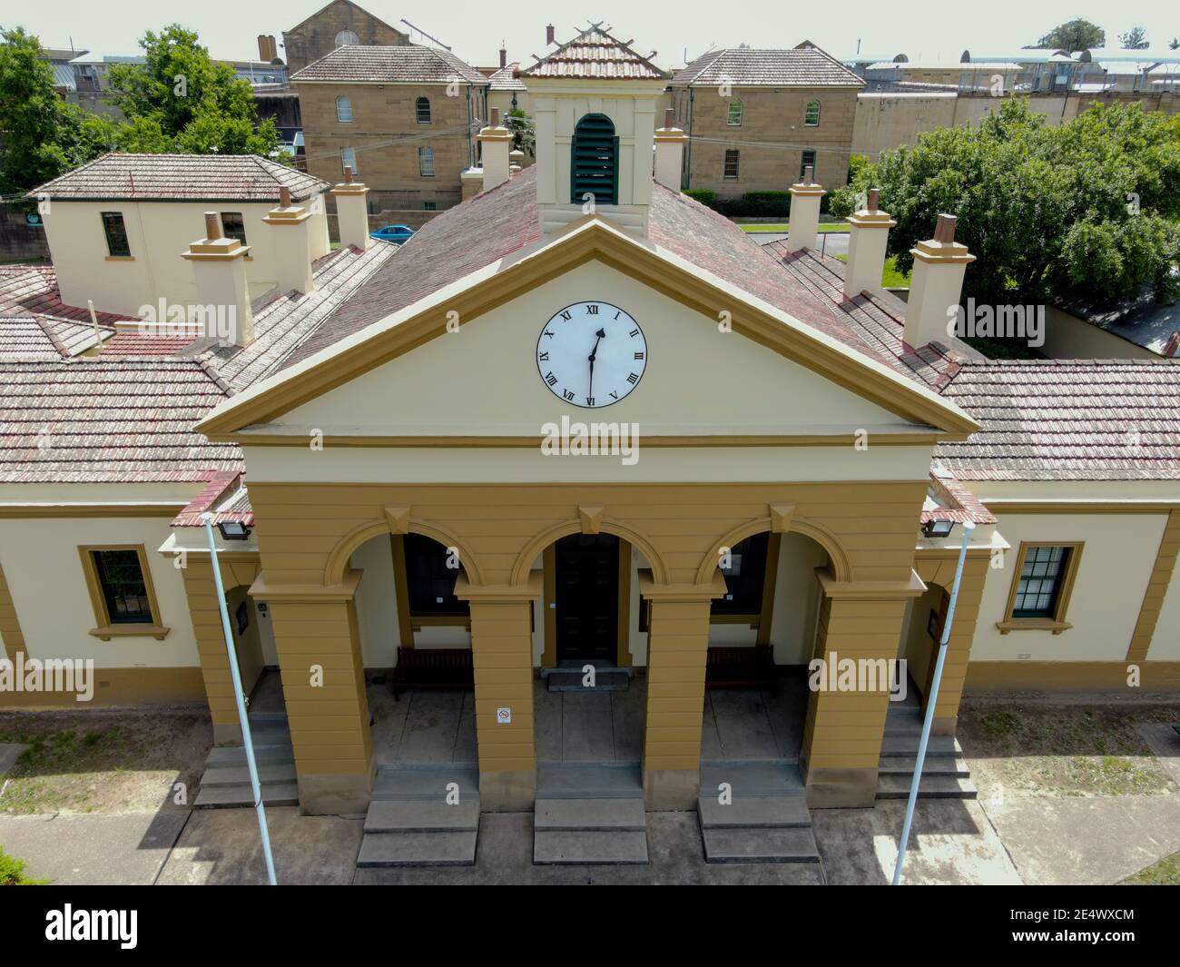 Old East Maitland Court House con colonne esterne, orologio e Campanile di fronte al vecchio East Maitland Goal Foto Stock