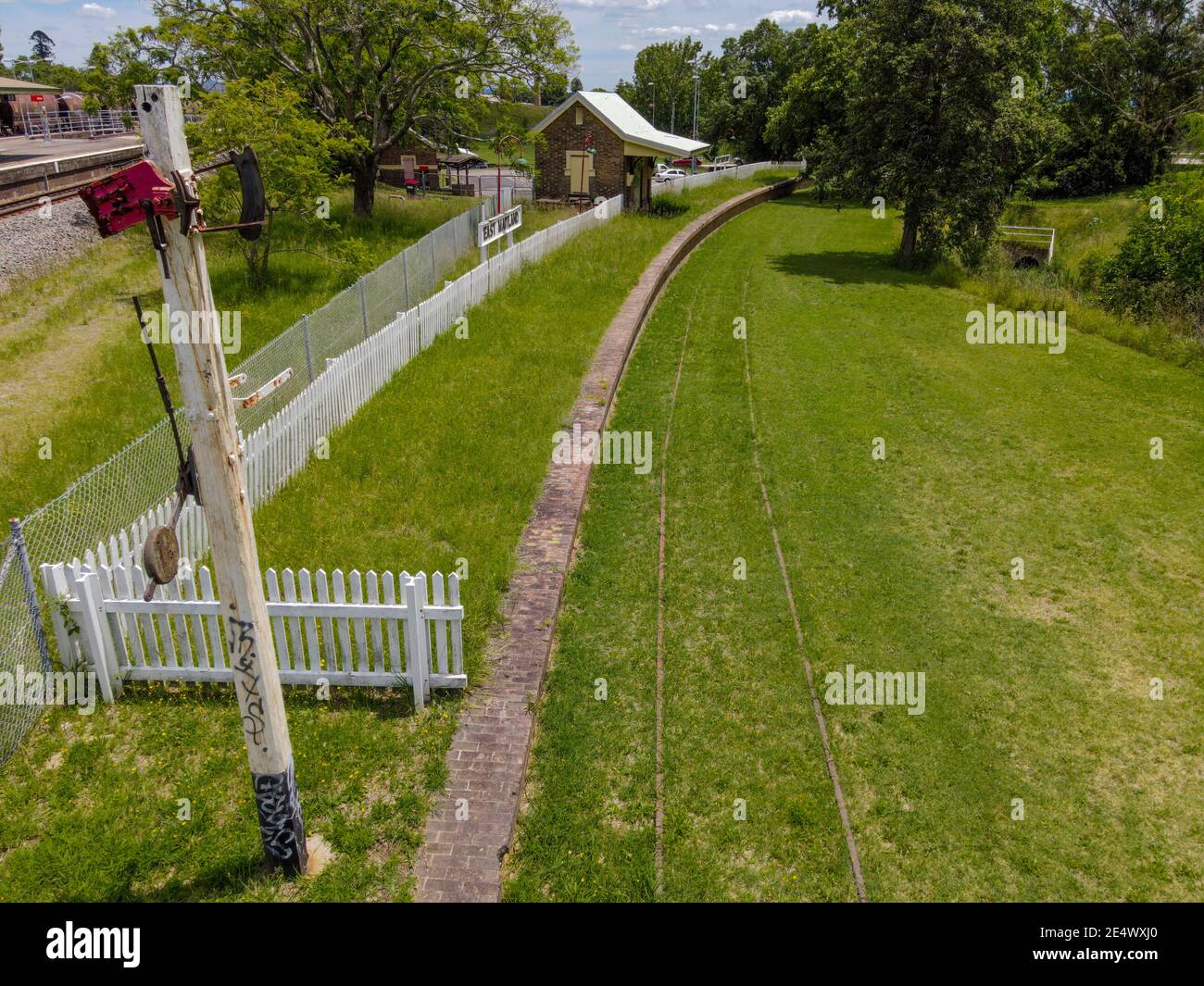 La linea di diramazione della stazione ferroviaria di Old East Maitland per Morpeth è chiusa Giù e Overgrown il giorno di sole Foto Stock