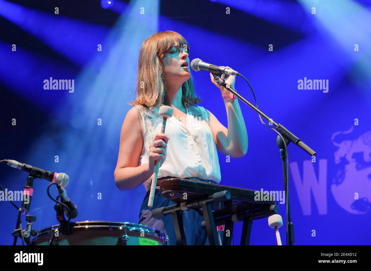 Emily Staveley-Taylor of the Staves si esibisce al Womad Festival, Charlton Park, Regno Unito. 25 luglio 2015 Foto Stock