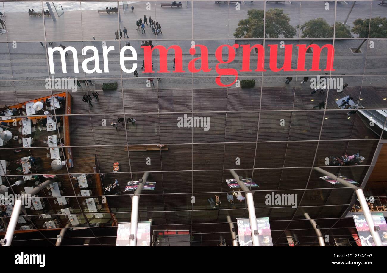 Barcellona, Spagna - 09 dicembre 2011: Il marchio del centro commerciale Maremagnum sulla facciata dell'edificio fatta di specchi a Barcellona. La città li Foto Stock