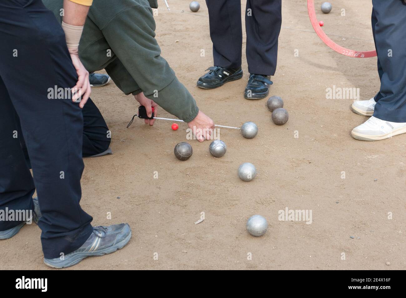 Barcellona, Spagna - 11 dicembre 2011: Misura la distanza per decidere chi è il vincitore di una partita di bocce Foto Stock