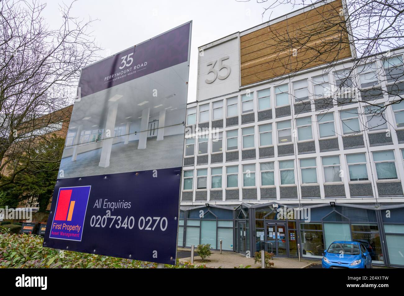 Consiglio di amministrazione dell'agente immobiliare che mostra lo spazio libero dell'ufficio al di fuori del blocco dell'ufficio in Haywards Heath, Sussex occidentale, Regno Unito. Foto Stock