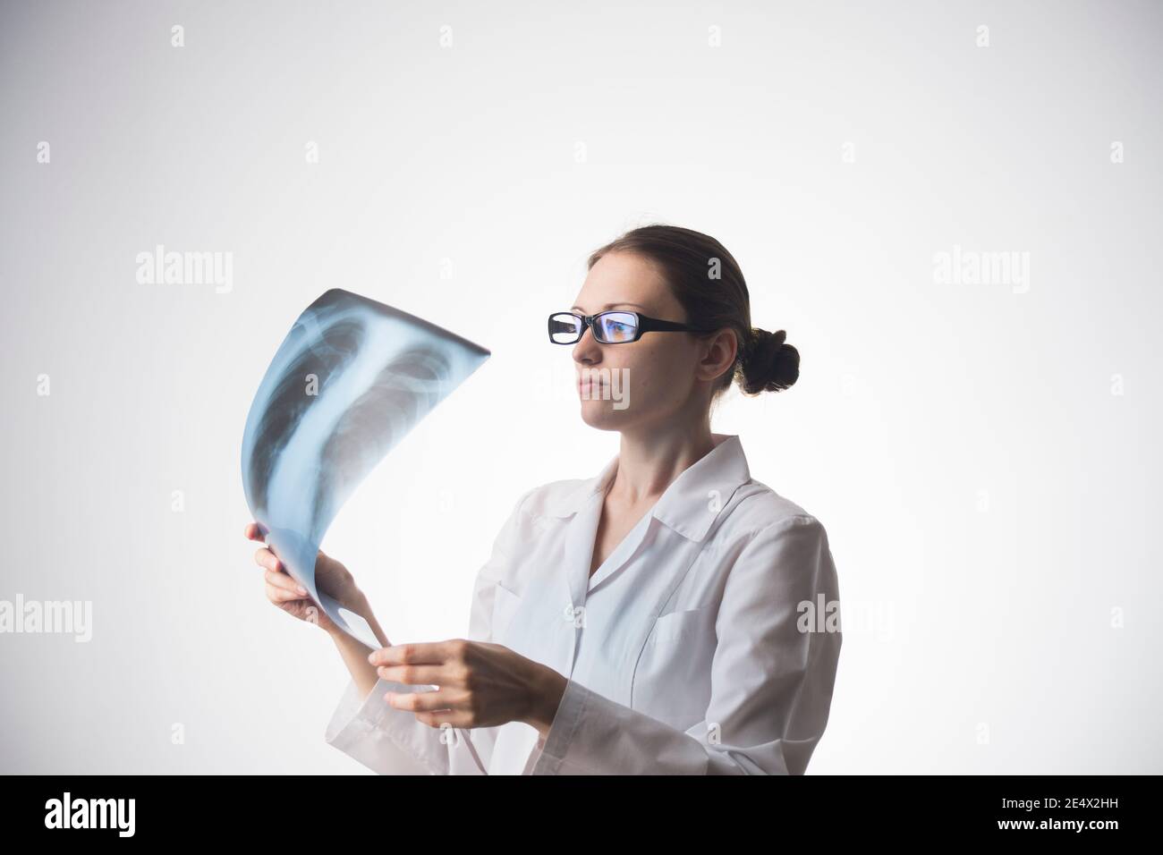 Radiografia del torace con un medico Foto Stock