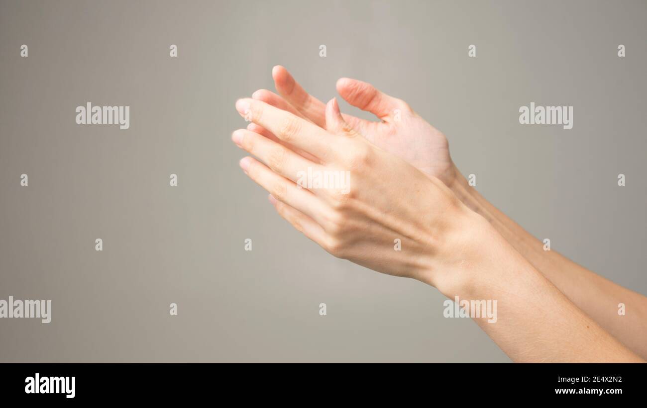 Sintomi della malattia di Parkinson. Primo piano di mani tremore (tremore) di donne di mezza età con malattia di Parkinson. Salute mentale e neurologica Foto Stock