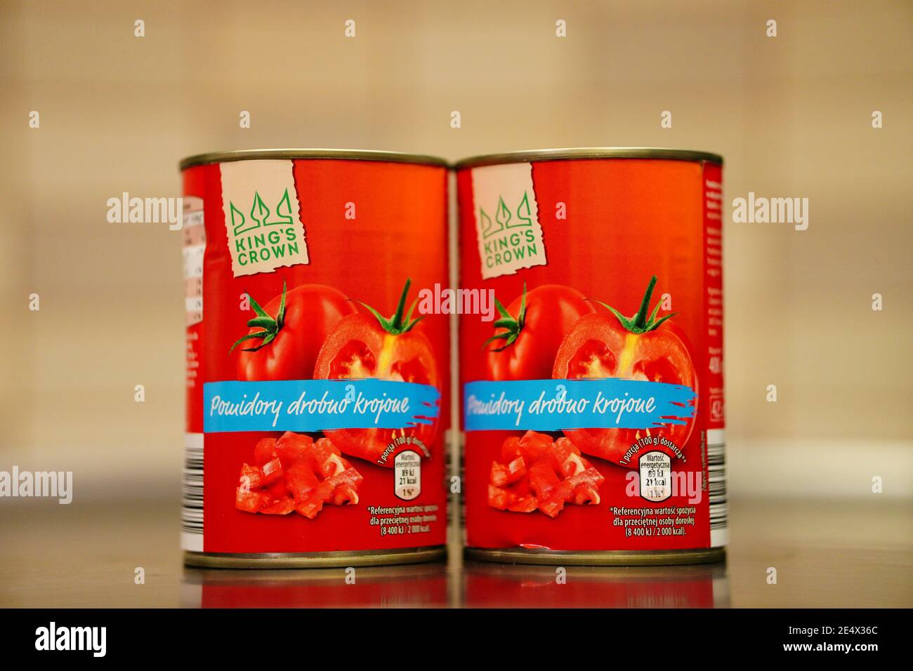 POXNA, POLONIA - 23 gennaio 2021: Pomodori tagliati dalla corona del re in lattine su una t Foto Stock