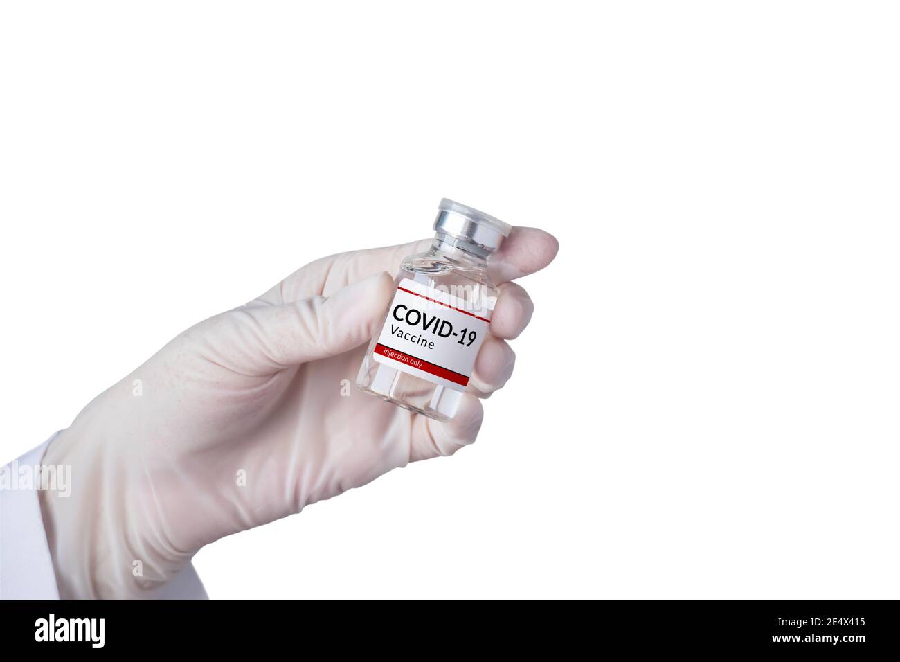 Concetto di vaccino e immunizzazione COVID-19 con coronavirus. Guanto bianco per uso iniettabile con flacone di vaccino isolato su fondo bianco Foto Stock