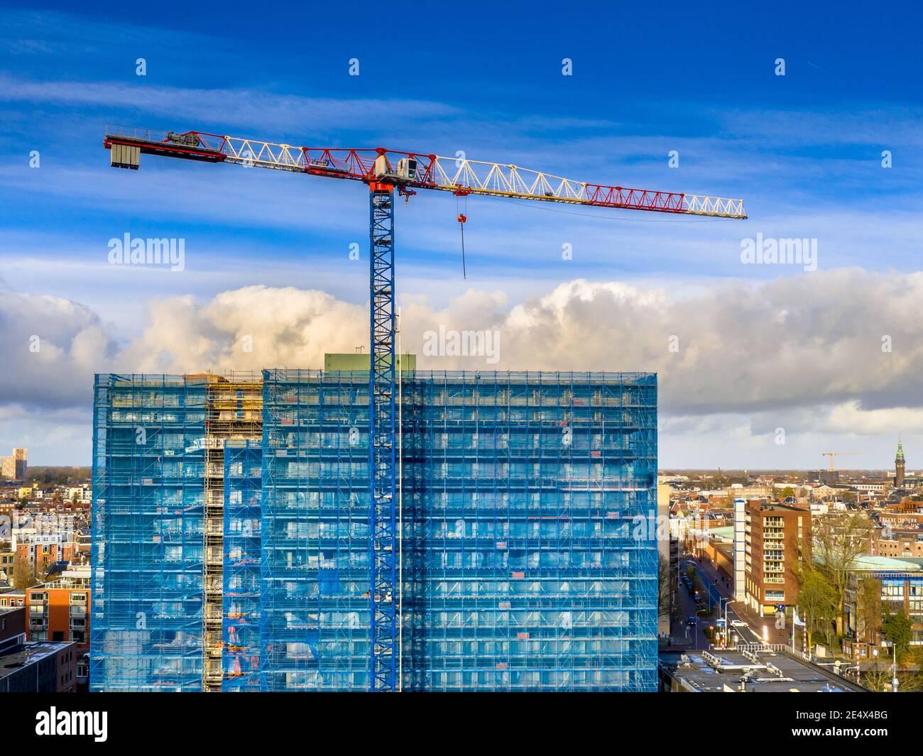 Vista aerea della costruzione di gru alto edificio di appartamenti nella città di Groningen, Paesi Bassi Foto Stock