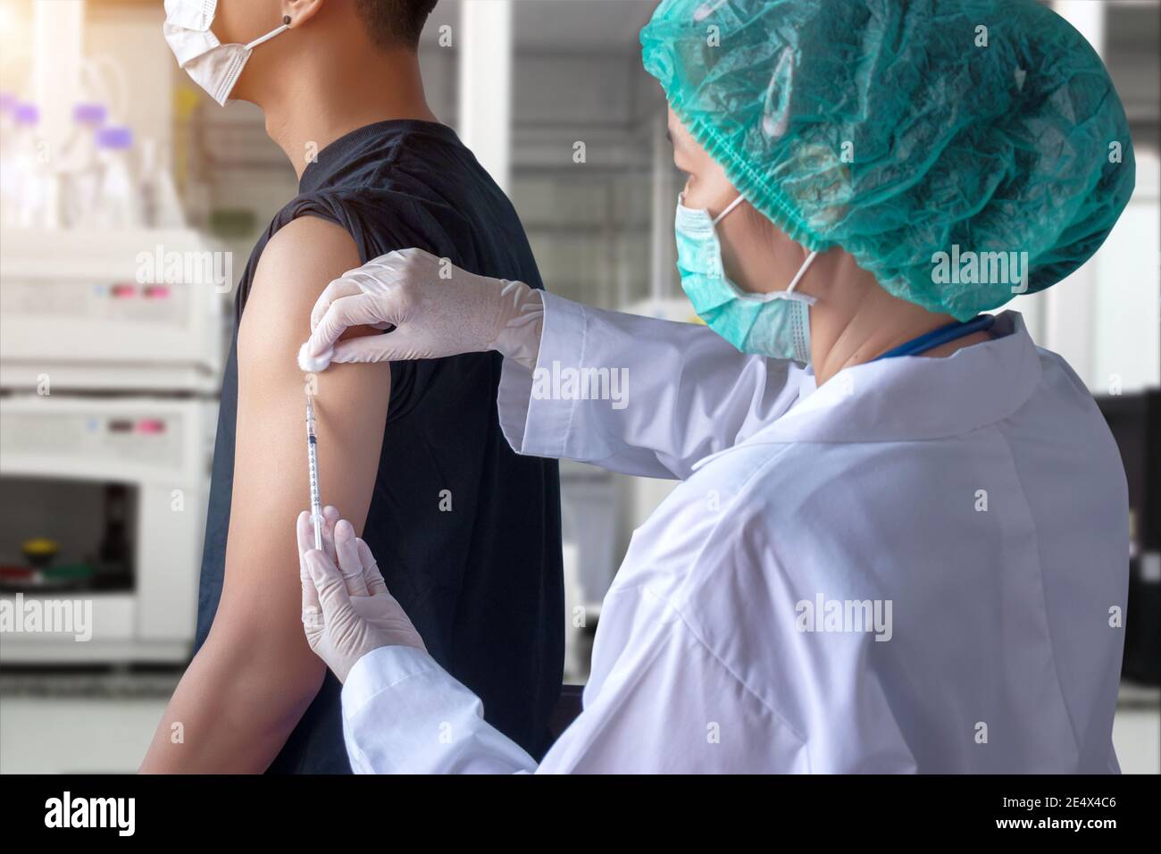 Concetto di vaccino COVID-19 del coronavirus. Siringa con ago e flacone di vaccino del medico per prevenire il virus della corona dopo il test di laboratorio Foto Stock