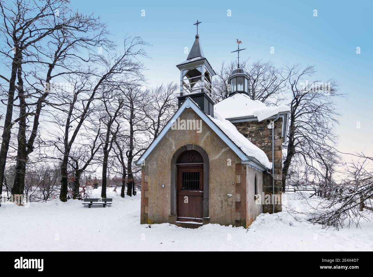 Fischbach Cappella in cima al Baraque Michel in inverno. High Fens, Ardenne belghe. Foto Stock