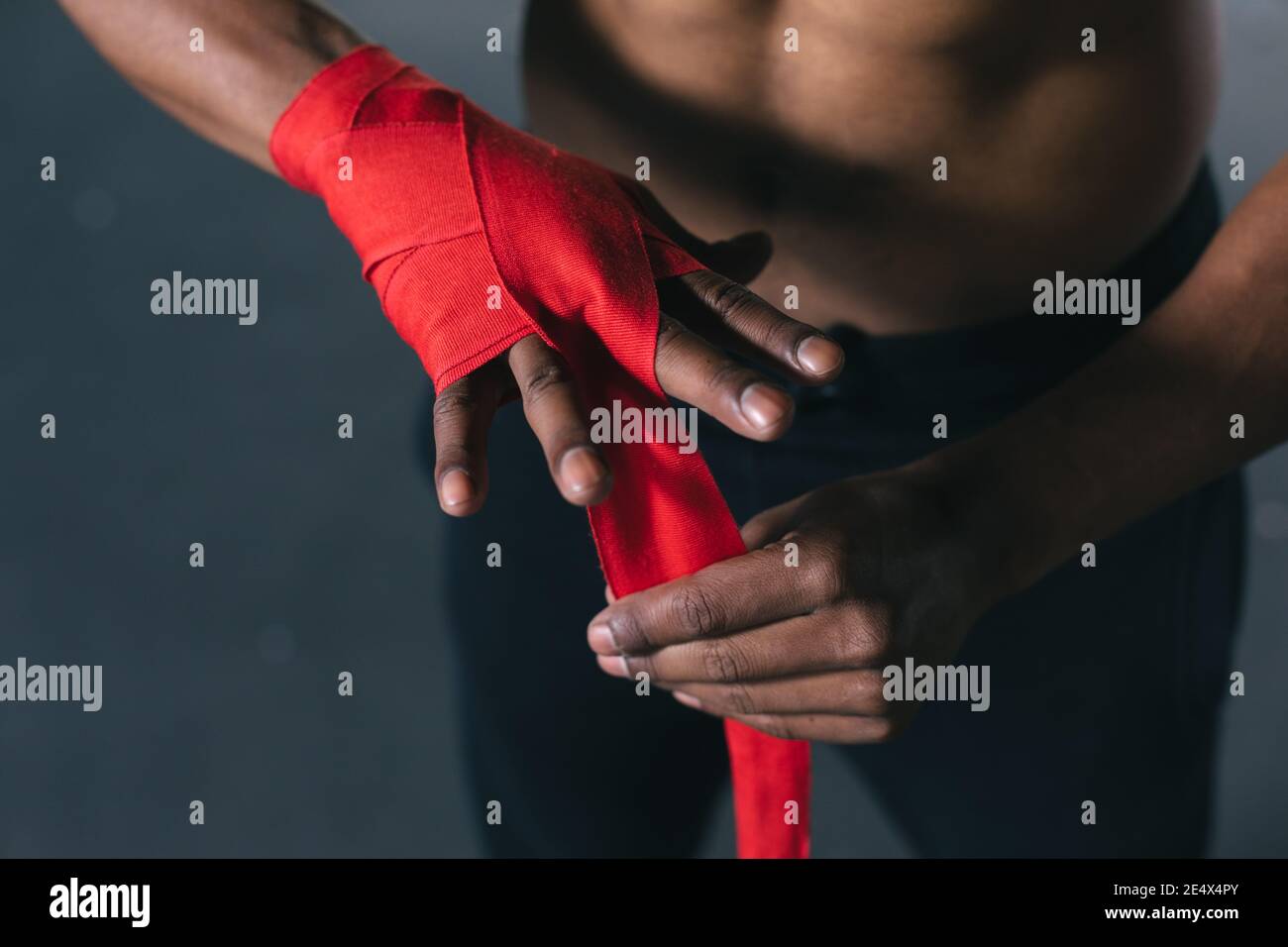 Uomo afro-americano stringendo il laccio in una città vuota edificio Foto Stock