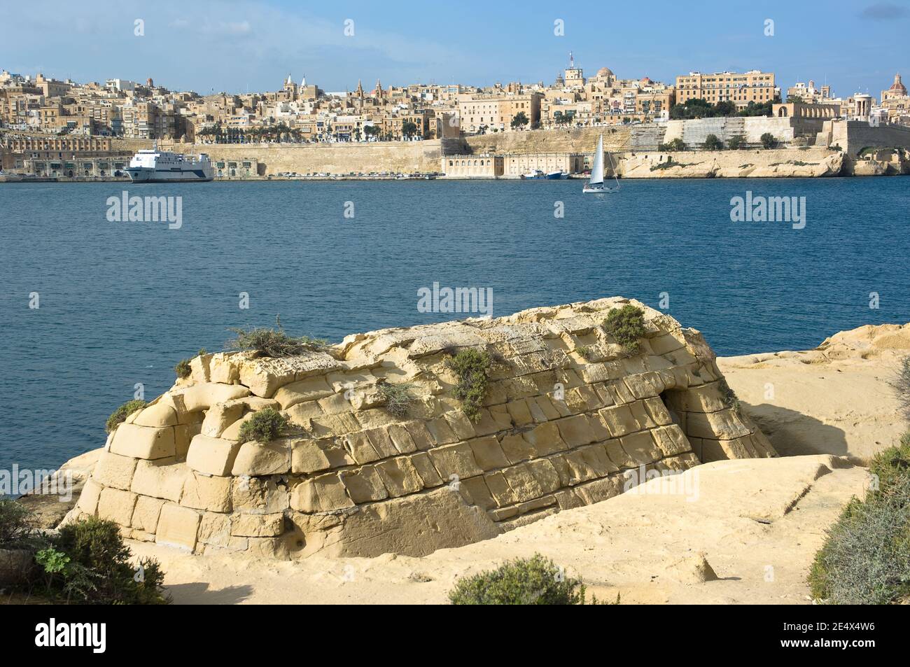 Skyline di la Valletta da Kalkara, in primo piano le rovine delle antiche terme, edificio costruito con blocchi di arenaria, Malta Foto Stock