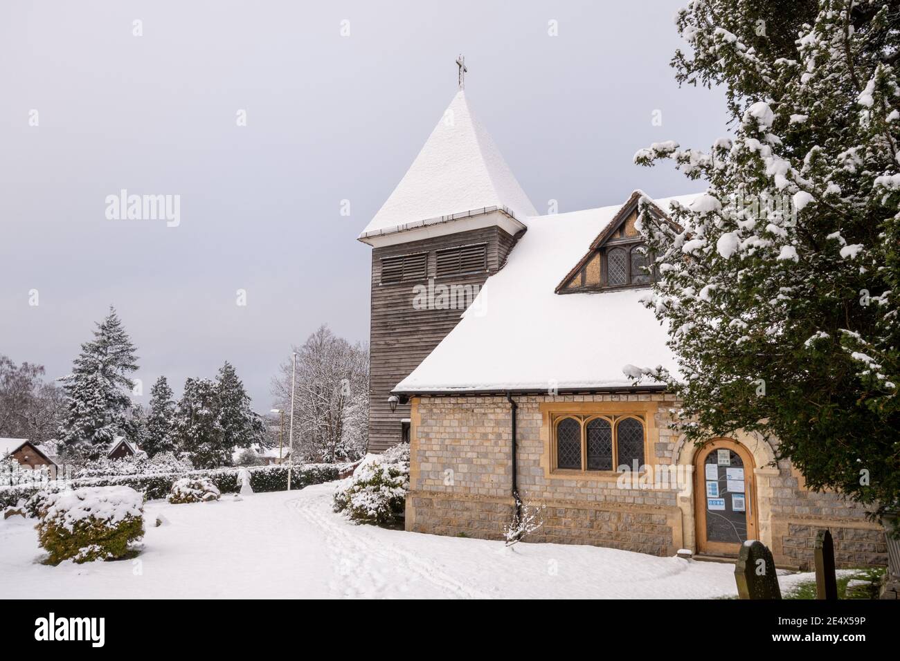 Chiesa di San Pietro a Farnborough, Hampshire, Regno Unito, in inverno con neve Foto Stock