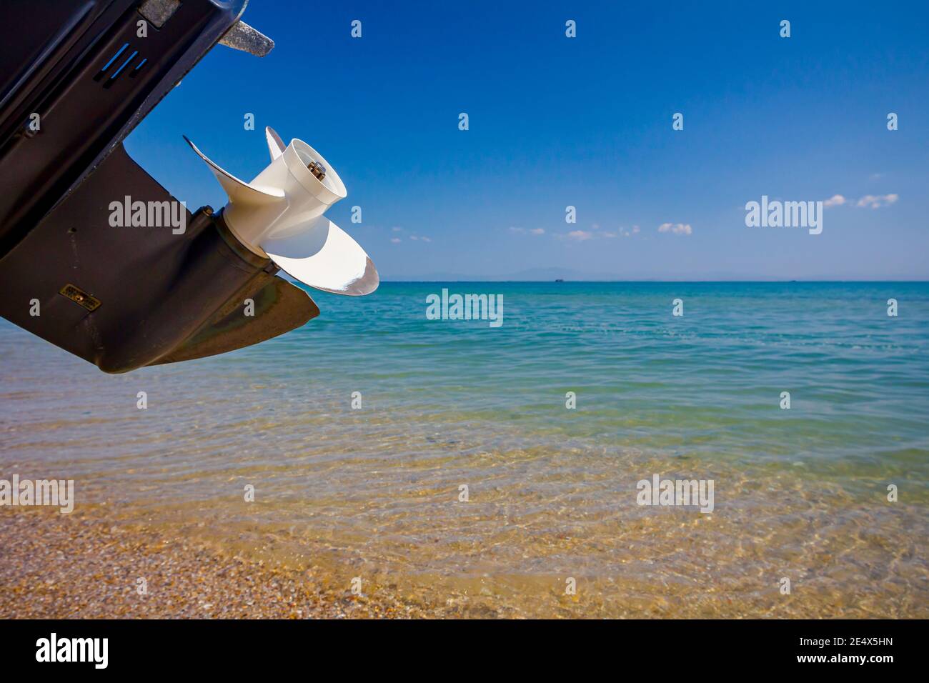 Vista su elica bianca di motoscafo, mare aperto in lontananza. Foto Stock