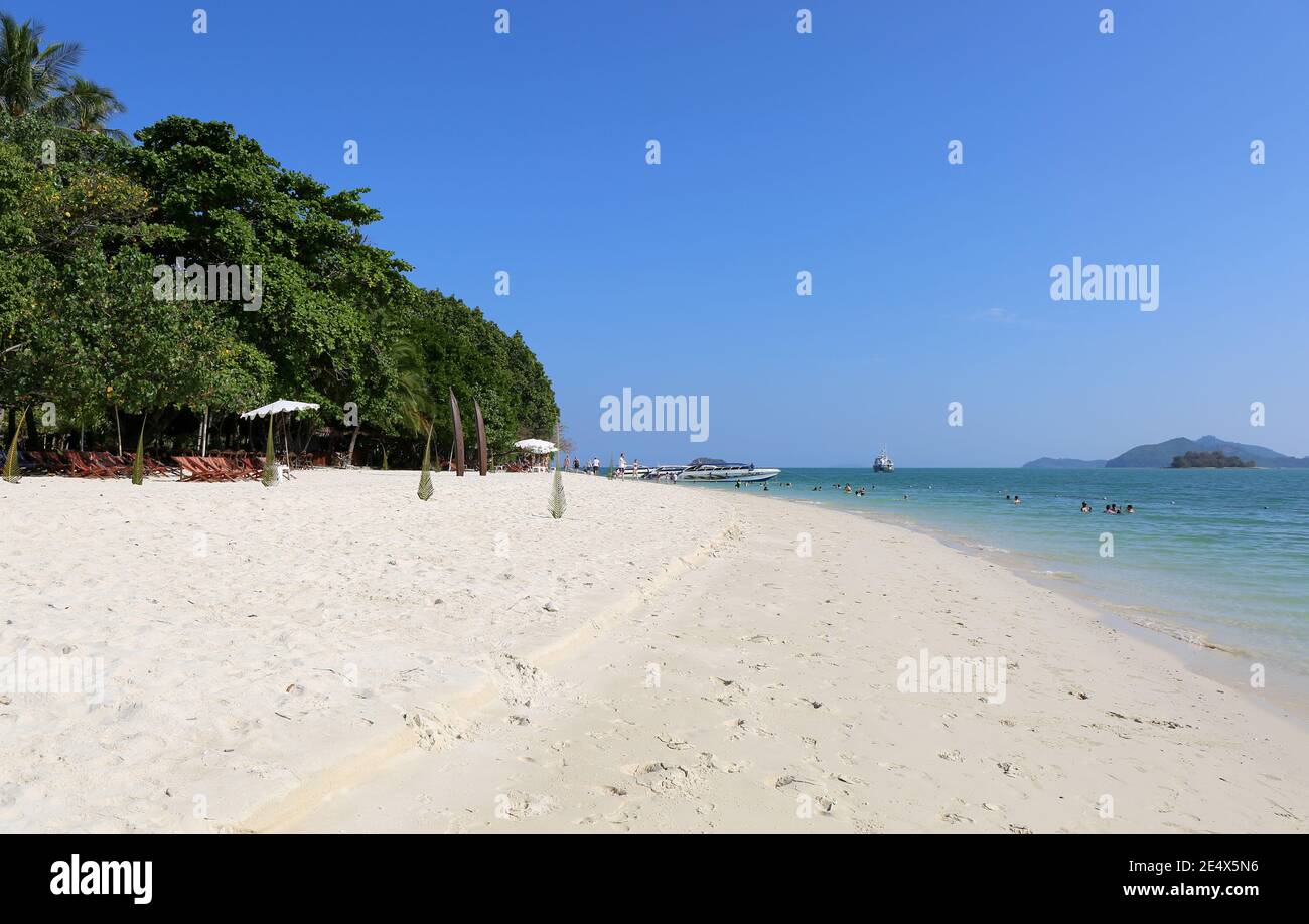 RANG YAI ISLAND, PHUKET, THAILANDIA-3 APRILE: Barche in attesa di clienti alla spiaggia dell'isola di Rang yai.April 3,2016 a Phuket, Thailandia. Foto Stock