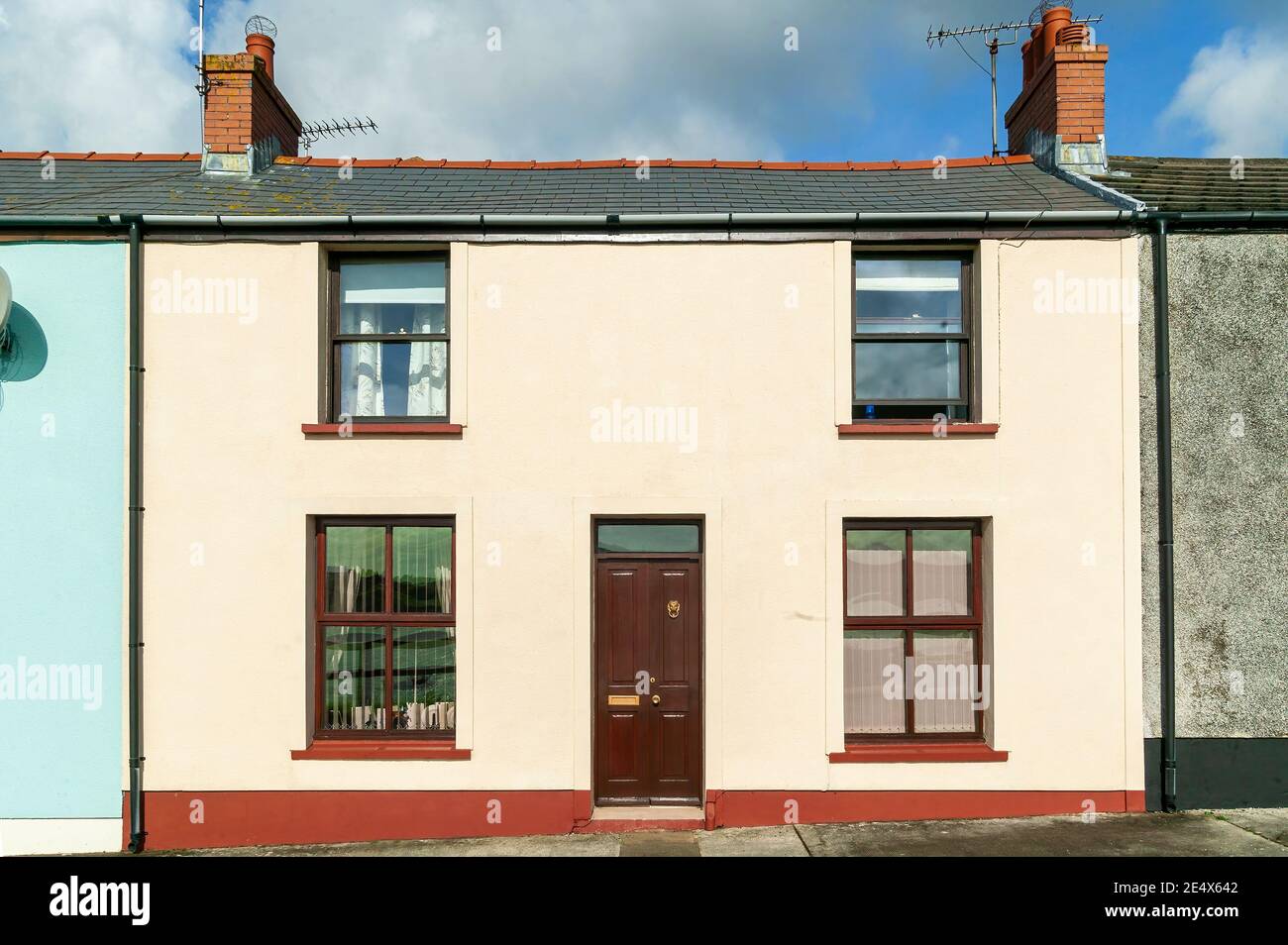 Edifici di architettura vecchio stile di colorate case a schiera in Pembrokeshire Galles UK, foto d'azione Foto Stock