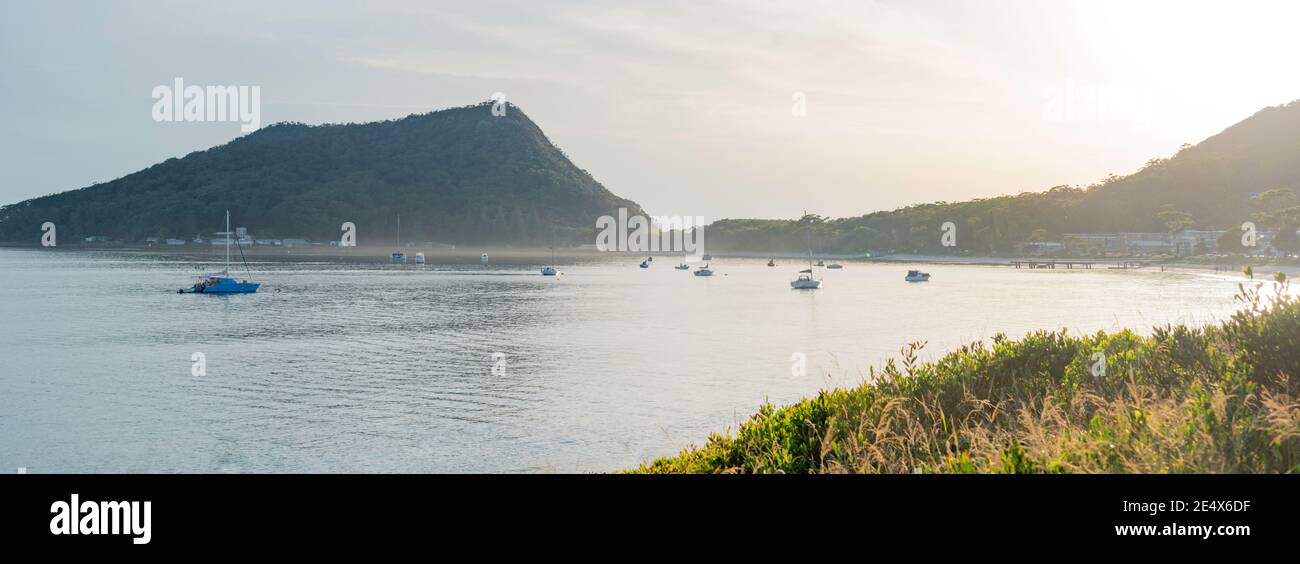 Guardando verso est verso l'alba e la città di Shoal Bay e Tomaree, dirigiti all'ingresso di Port Stephens, New South Wales, Australia Foto Stock