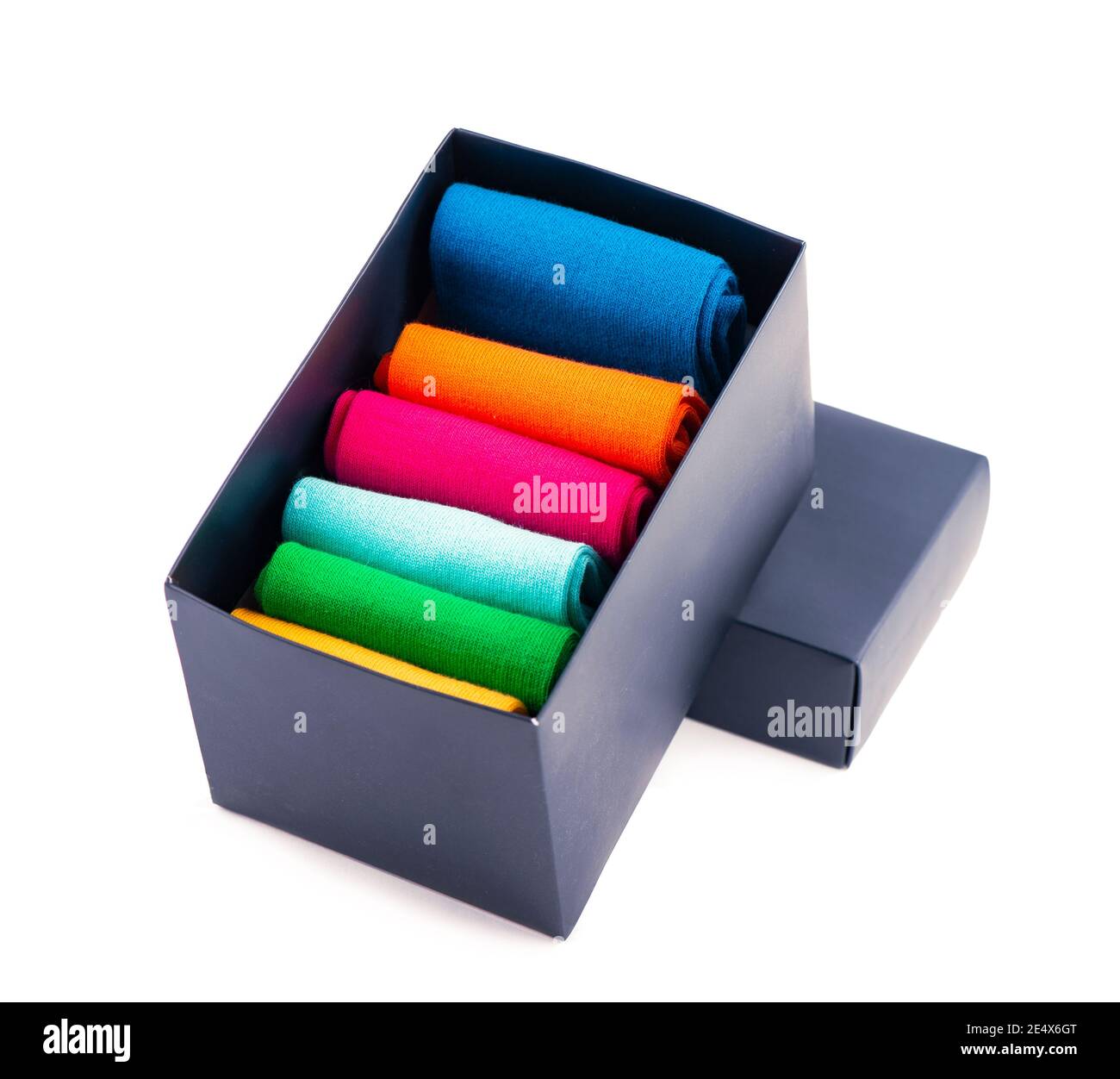 calze colorate impilate su sfondo bianco Foto Stock