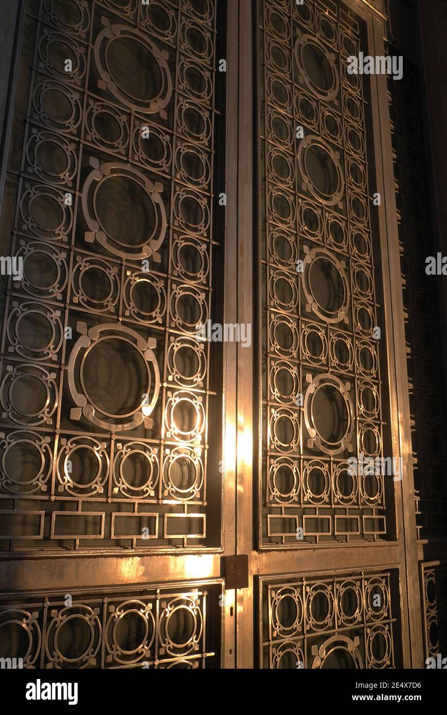 Porta della Casa del Popolo a Bucarest, il secondo edificio più grande del mondo, costruito dal leader comunista Nicolae Ceaușescu. Foto Stock