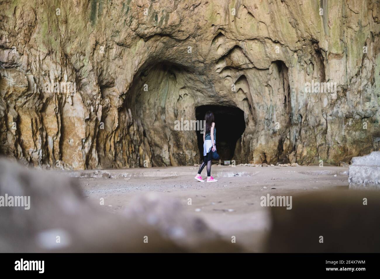 Viaggiatore ragazza esplorazione famos luogo una grotta devetashka vicino lovech Foto Stock