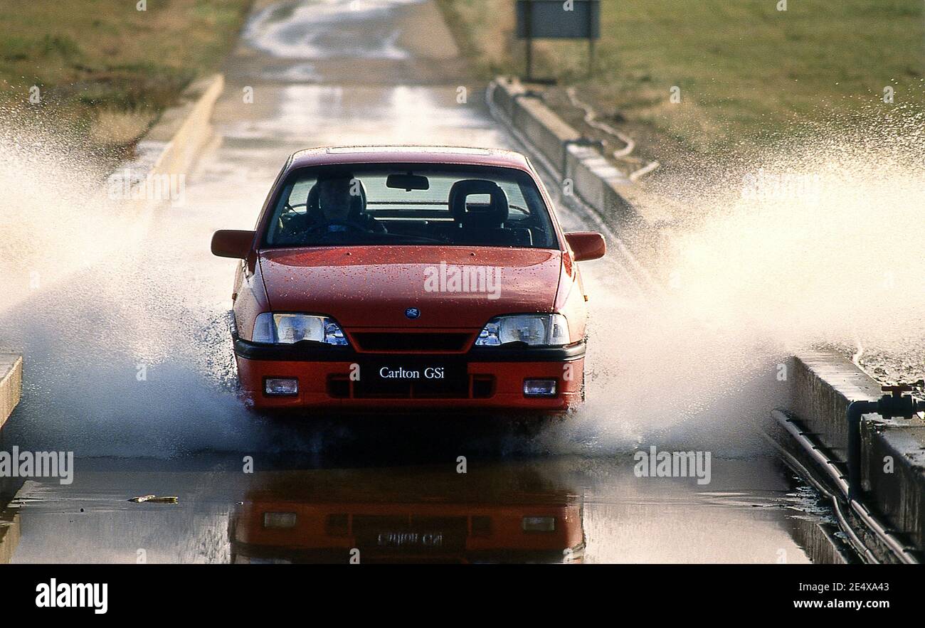 Test Vauxhall Carlton GSI al Millbrook Proving Ground in REGNO UNITO 1992 Foto Stock