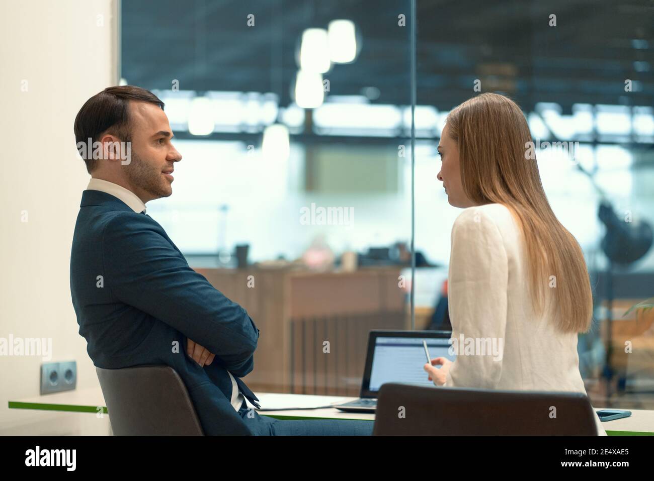 Intervistando la ragazza bella del dipendente. Primo piano di due persone che lavorano sul posto di lavoro con documenti sul tavolo. Intervista riuscita con Foto Stock