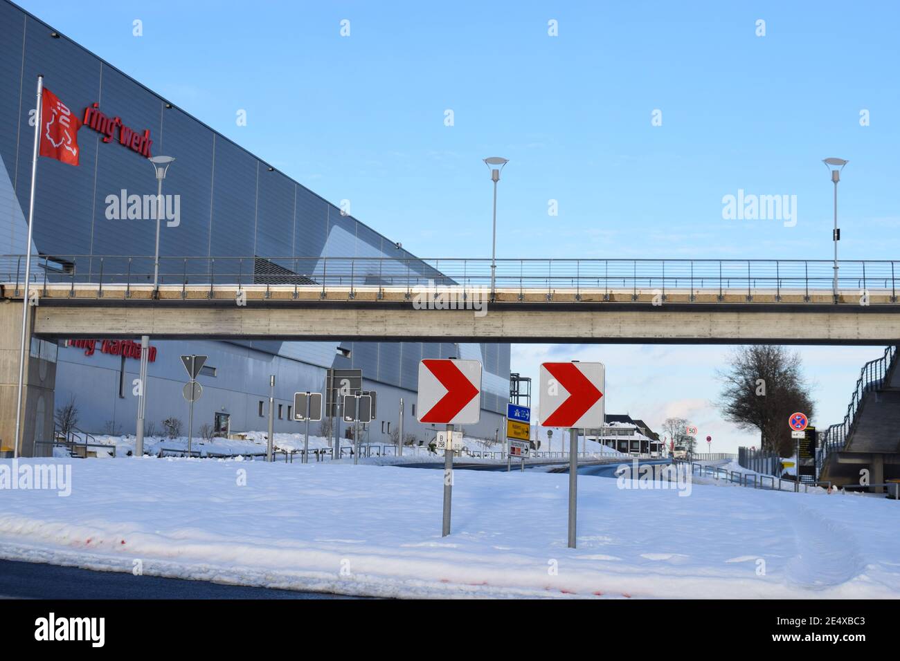 Edifici di ingresso anteriore di Nürburgring nella neve d'inverno Foto Stock